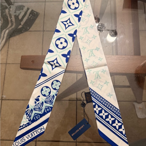Louis Vuitton Floral Blue and Cream Scarf - Picture 1 of 8